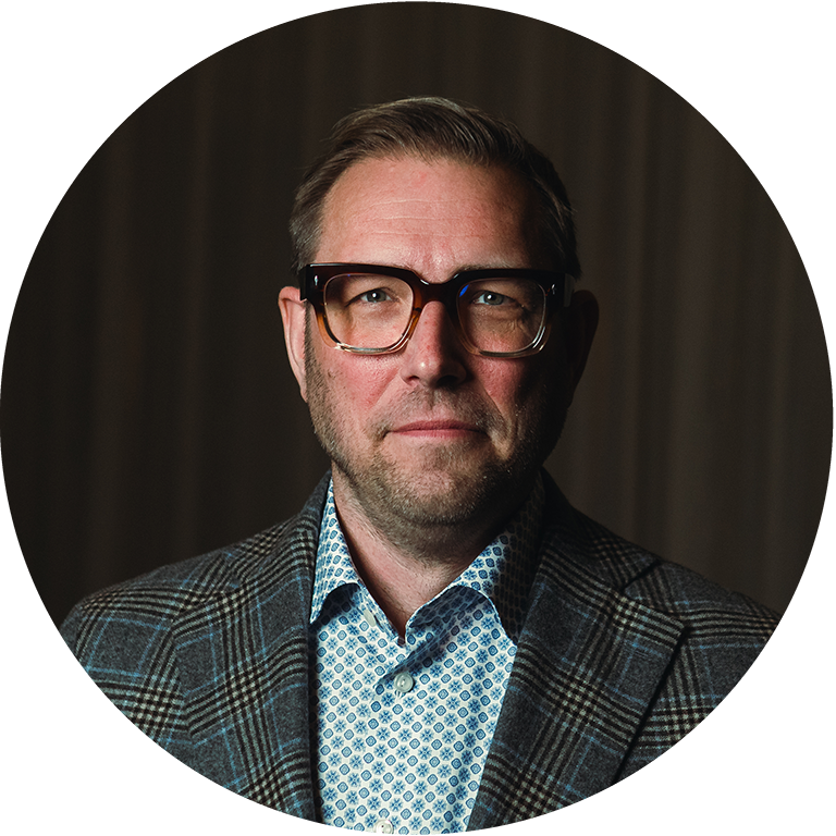 porträttbild på Patrik i ljusblå skjorta